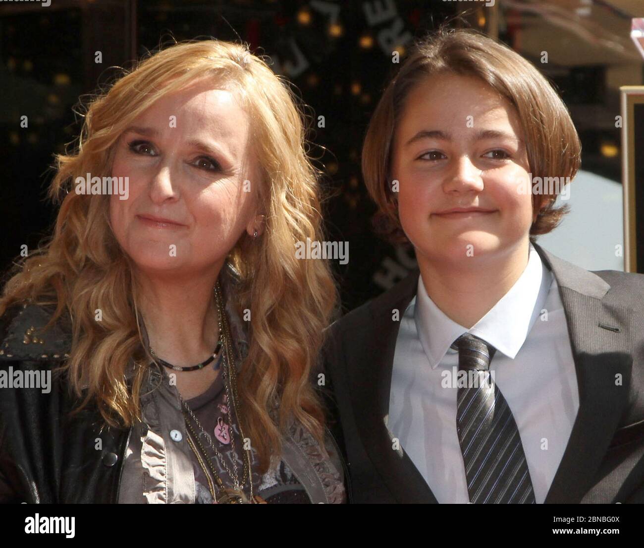 13 maggio 2020 - Beckett Cypher, figlio di Melissa Etheridge con il suo ex partner Julie Cypher, è morto per cause legate alla dipendenza da oppioidi, all'età di 21 anni. Il cypher è nato a Melissa Etheridge e regista Julie Cypher nel novembre 1998. La coppia ebbe un altro figlio, una figlia, Bailey Jean, 23 anni, che nacque nel febbraio 1997. Lo sperma per Beckett e Bailey Jean Cypheridge è stato donato dalla leggenda musicale David Crosby. Il cypher e Melissa Etheridge si sono divisi nel settembre 2000. File photo: 27 settembre 2011 - Hollywood, California - Melissa Etheridge con i suoi figli e Madre. Melissa Etheridge Honoré Foto Stock
