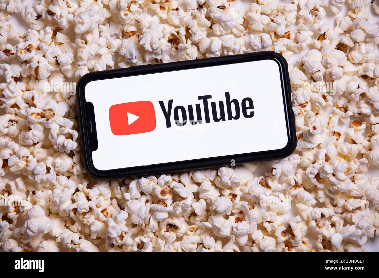 LONDRA, UK - MAGGIO 14 2020: Logo YouTube su uno smartphone con popcorn Foto Stock