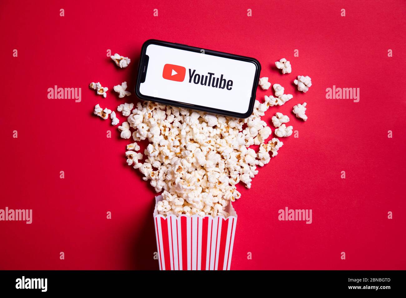 LONDRA, UK - MAGGIO 14 2020: Logo YouTube su uno smartphone con popcorn Foto Stock
