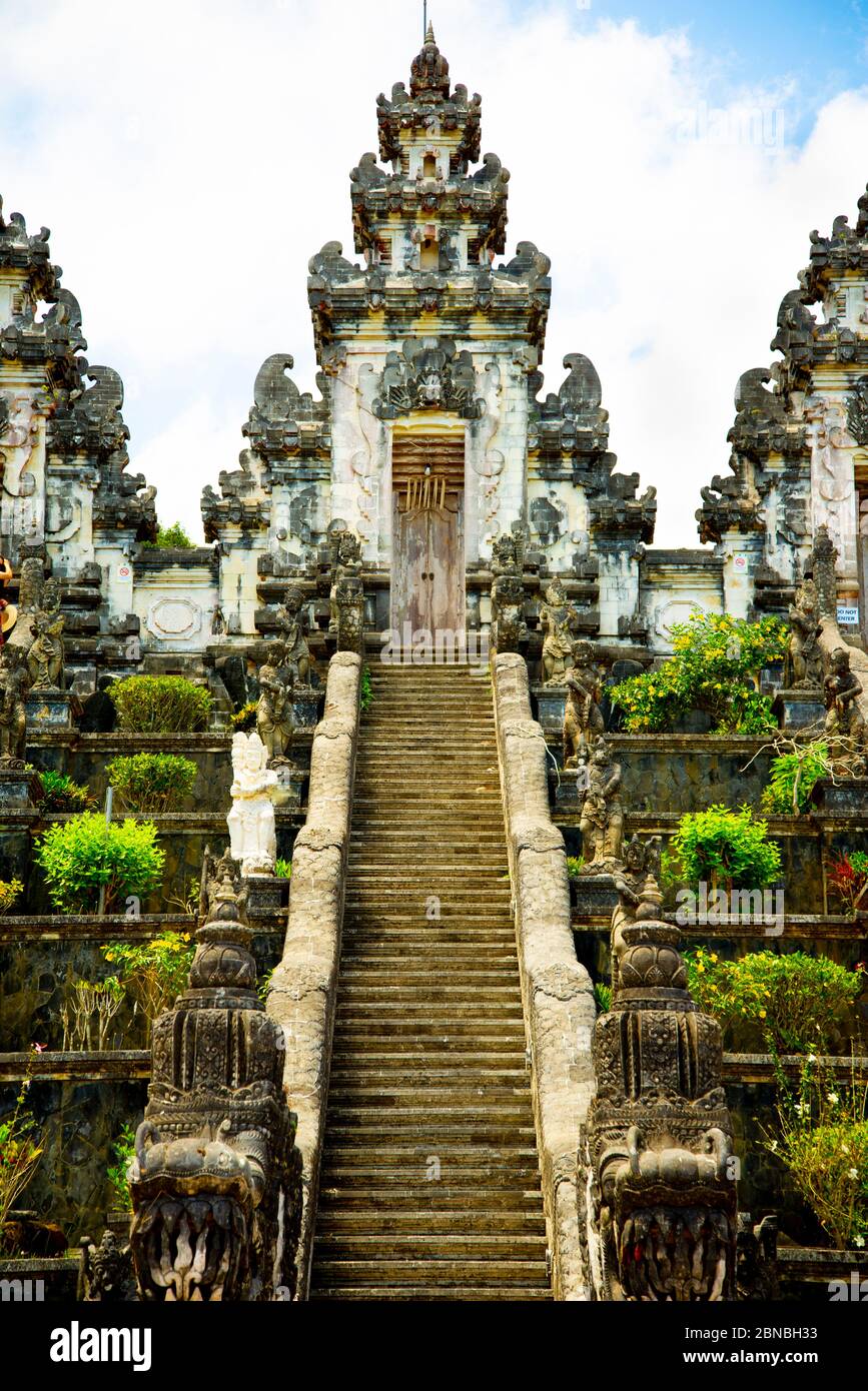 Portali Paduraksa del tempio Penataran Agung Lempuyang - Bali - Indonesia Foto Stock