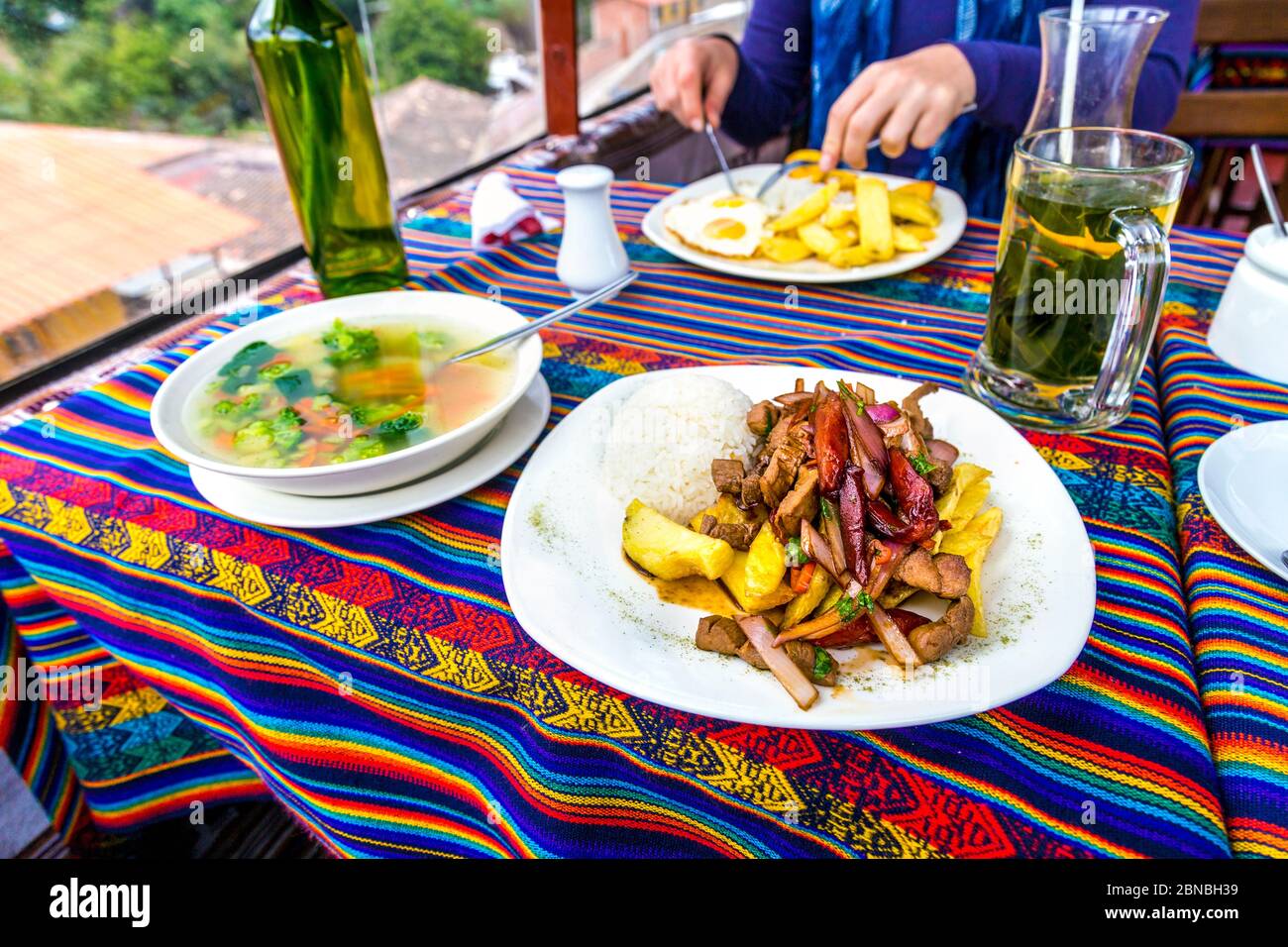 Zuppa di quinoa peruviana, cena e tè alla coca a Ollantaytambo, Perù Foto Stock