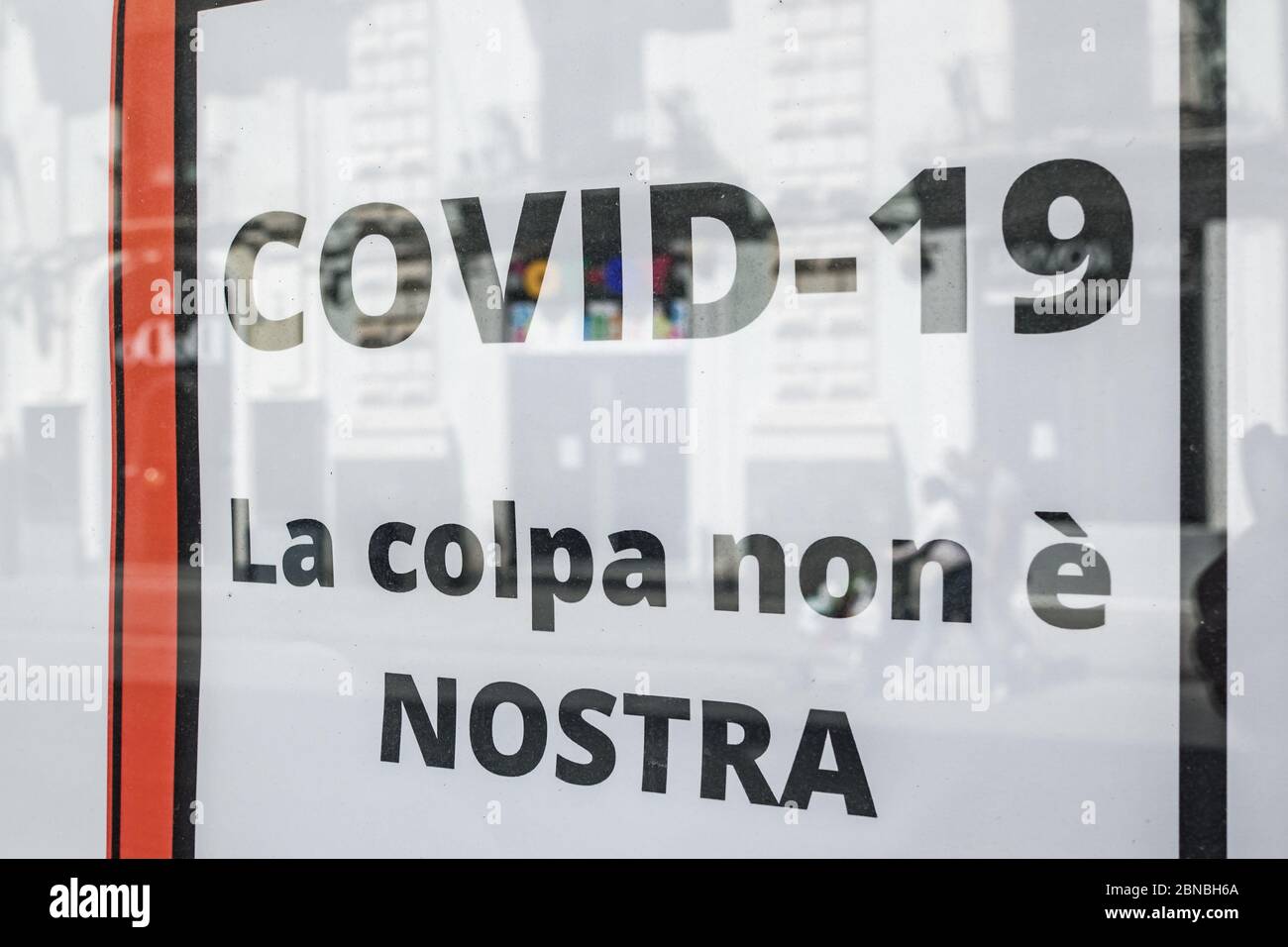 Messaggio di quarantena: 'Covid-19 non è colpa nostra' sulla porta del negozio chiuso in Sicilia, Italia Foto Stock