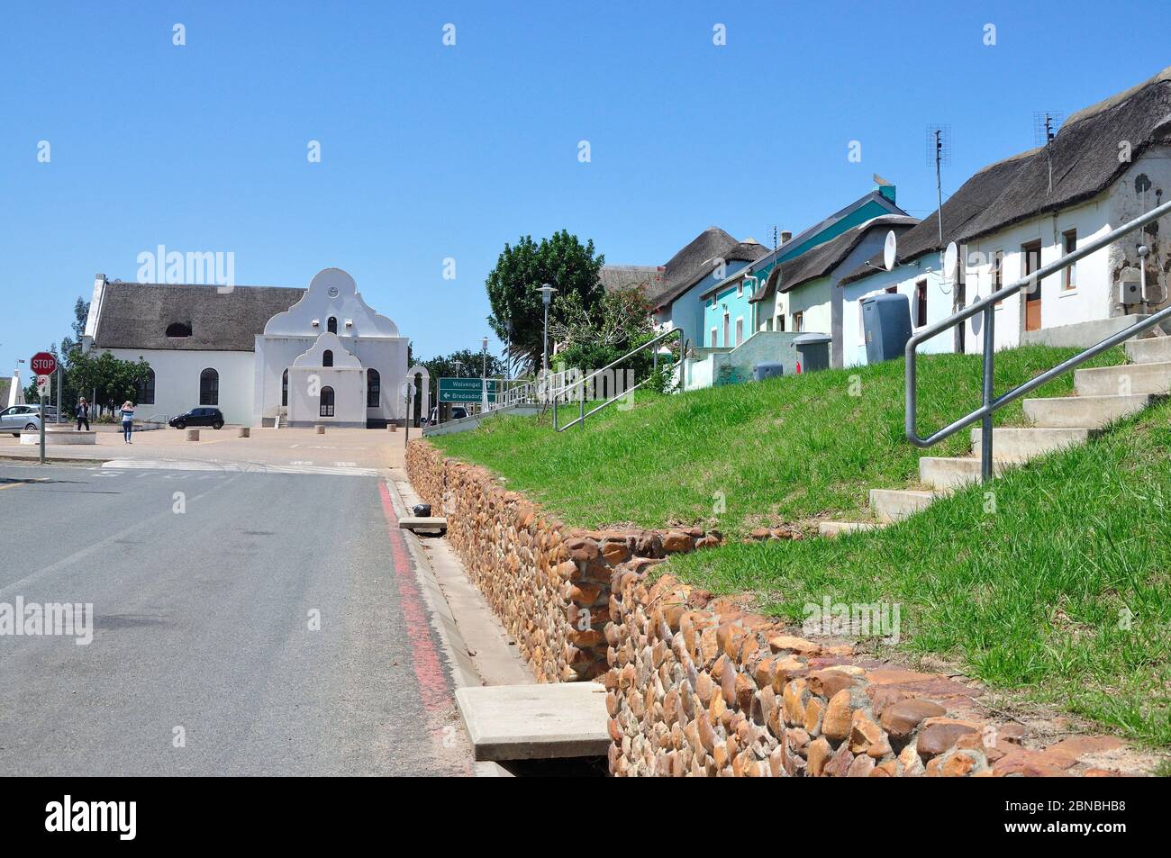 Case del villaggio di Elim con chiesa di missione al termine della strada Foto Stock