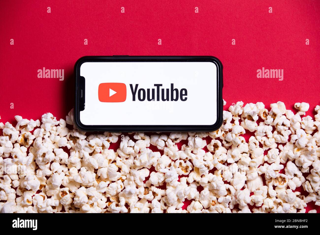 LONDRA, UK - MAGGIO 14 2020: Logo YouTube su uno smartphone con popcorn Foto Stock