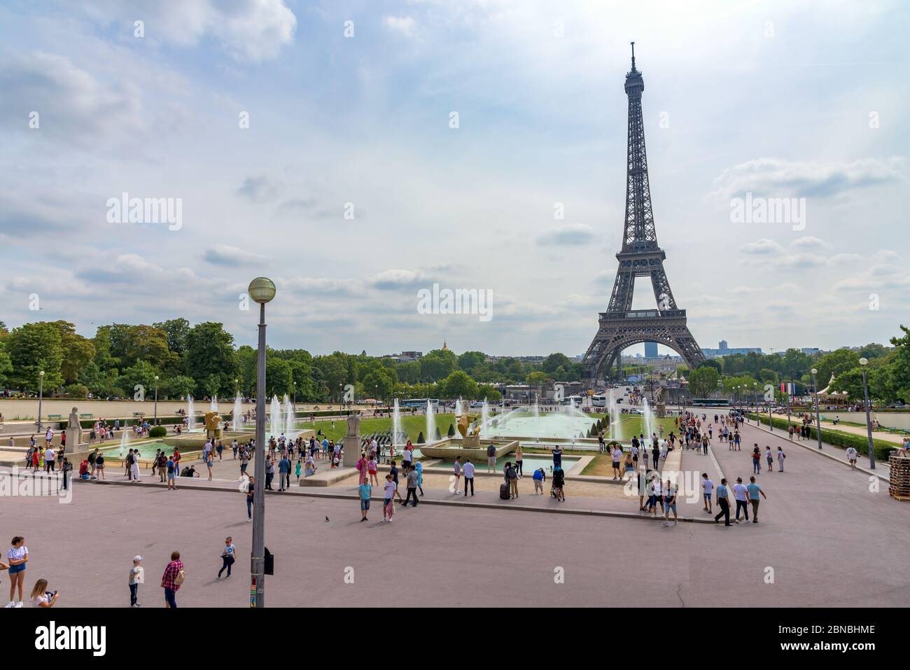 Parigi, Francia. Vista della Torre Eiffel dal Trocadero con la folla di turisti in una giornata estiva soleggiata. Foto Stock