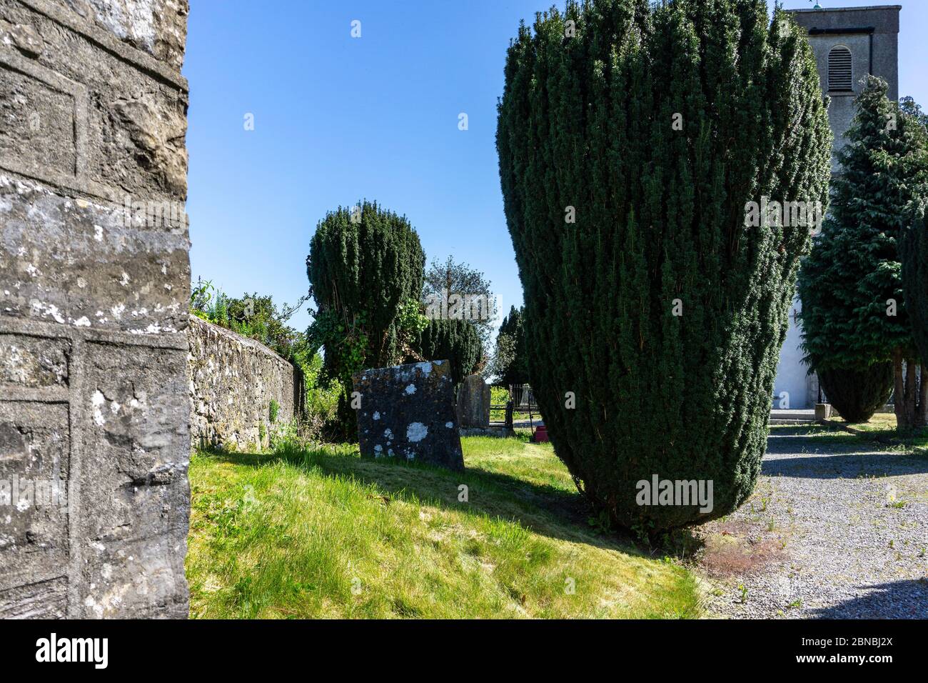 Parte del vecchio cimitero accanto a St. Johns, Chiesa d'Irlanda, Chiesa di Clondalkin, Dublino, Irlanda. Il cimitero risale al 630 d.C. Foto Stock