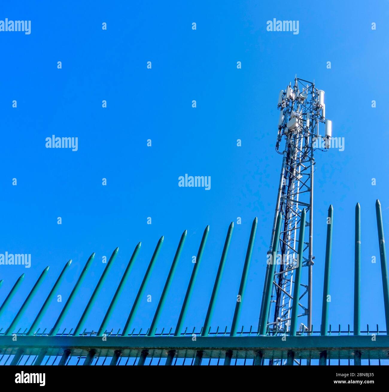 Una torre di telecomunicazione utilizzata per la trasmissione di segnali di telefonia mobile. Molte di queste torri saranno adattate per i segnali 5G. Foto Stock