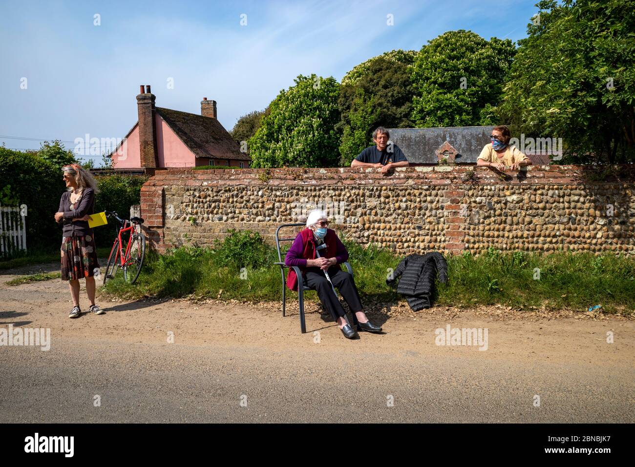 Distensione sociale per una festa di compleanno tenuto in strada Bawdsey Suffolk Foto Stock