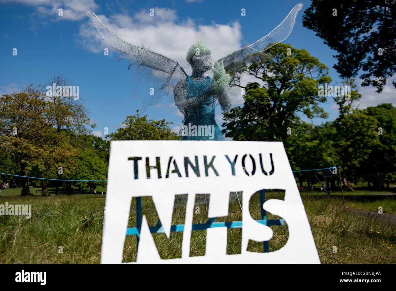 Lo scultore Luke Perry's aled medico lavoratore, che è stato installato in un parco vicino Birmingham rendendo omaggio al NHS e operatori di cura durante la pandemia del coronavirus. L'angelo alto quattro metri, realizzato in metallo e materiali già sdraiato nella sua fabbrica, nel Lightwoods Park di Bearwood, si trova su un percorso principale per tre ospedali locali. Foto Stock