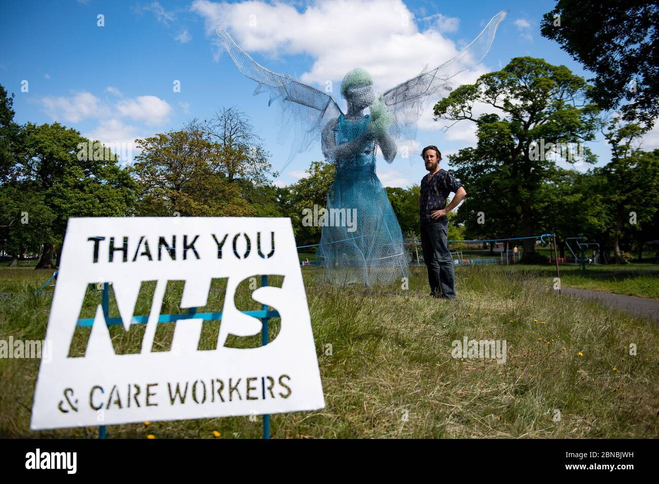 Lo scultore Luke Perry, da parte del suo medico alato, che è stato installato in un parco vicino a Birmingham rendendo omaggio al NHS e agli operatori sanitari durante la pandemia del coronavirus. L'angelo alto quattro metri, realizzato in metallo e materiali già sdraiato nella sua fabbrica, nel Lightwoods Park di Bearwood, si trova su un percorso principale per tre ospedali locali. Foto Stock