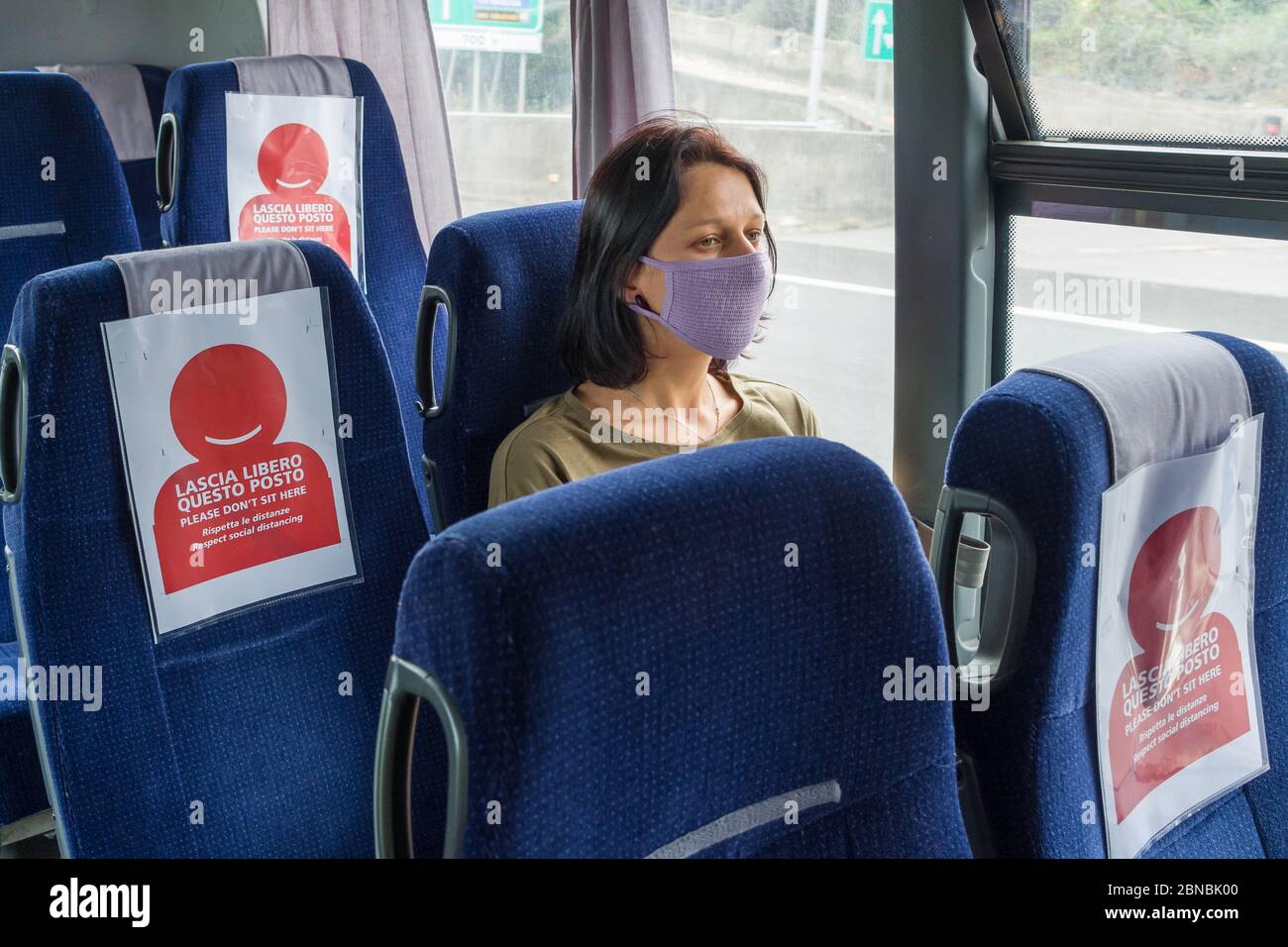COVID-19 autobus di trasporto pubblico durante la pandemia di coronavirus Foto Stock