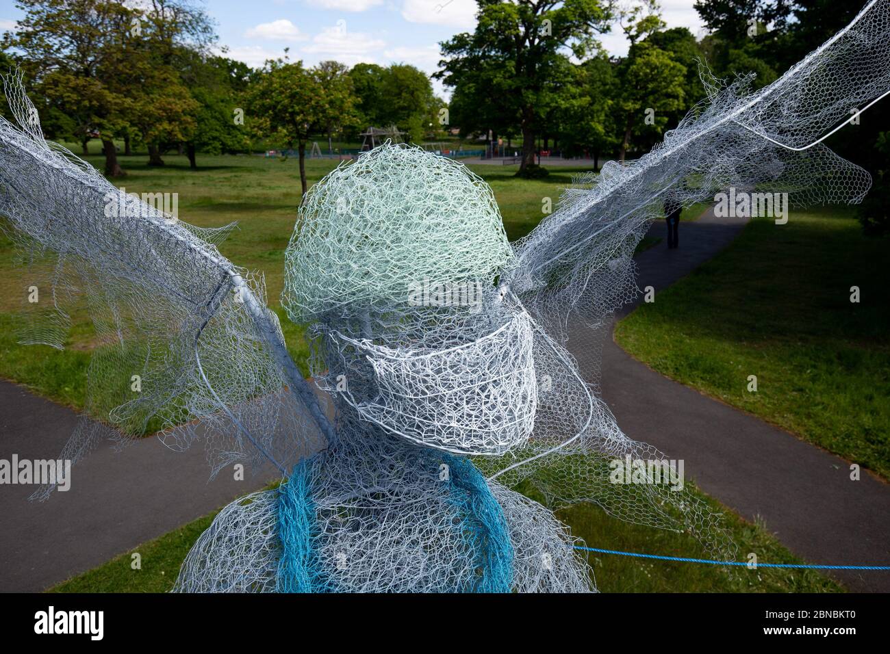 Lo scultore Luke Perry's aled medico lavoratore, che è stato installato in un parco vicino Birmingham rendendo omaggio al NHS e operatori di cura durante la pandemia del coronavirus. L'angelo alto quattro metri, realizzato in metallo e materiali già sdraiato nella sua fabbrica, nel Lightwoods Park di Bearwood, si trova su un percorso principale per tre ospedali locali. Foto Stock