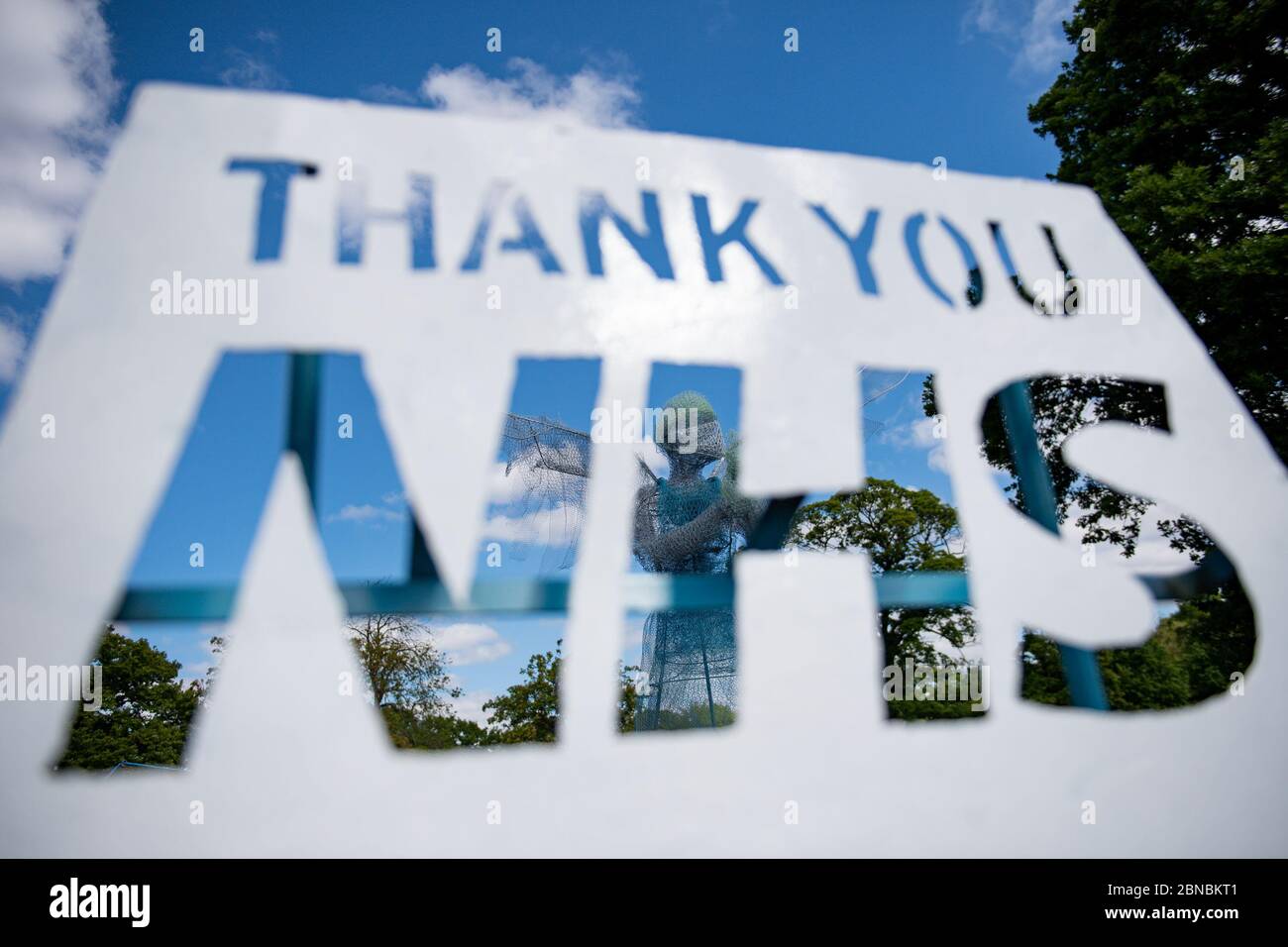 Lo scultore Luke Perry's aled medico lavoratore, che è stato installato in un parco vicino Birmingham rendendo omaggio al NHS e operatori di cura durante la pandemia del coronavirus. L'angelo alto quattro metri, realizzato in metallo e materiali già sdraiato nella sua fabbrica, nel Lightwoods Park di Bearwood, si trova su un percorso principale per tre ospedali locali. Foto Stock
