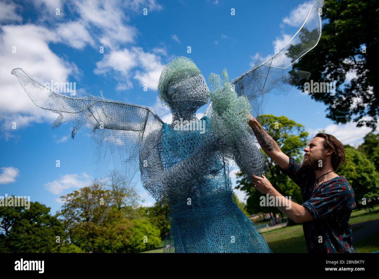 Lo scultore Luke Perry, da parte del suo medico alato, che è stato installato in un parco vicino a Birmingham rendendo omaggio al NHS e agli operatori sanitari durante la pandemia del coronavirus. L'angelo alto quattro metri, realizzato in metallo e materiali già sdraiato nella sua fabbrica, nel Lightwoods Park di Bearwood, si trova su un percorso principale per tre ospedali locali. Foto Stock