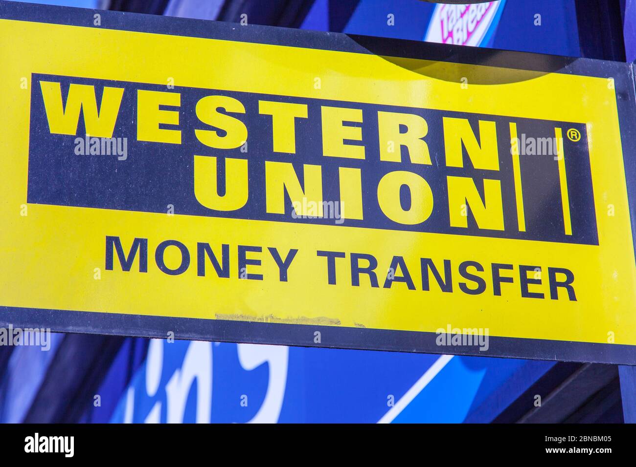 Western Union segno denaro con Trasferimento di denaro shop azienda nome, Western Union segno, di trasferimento di denaro di Western Union company, Western Union shop segno regno unito Foto Stock