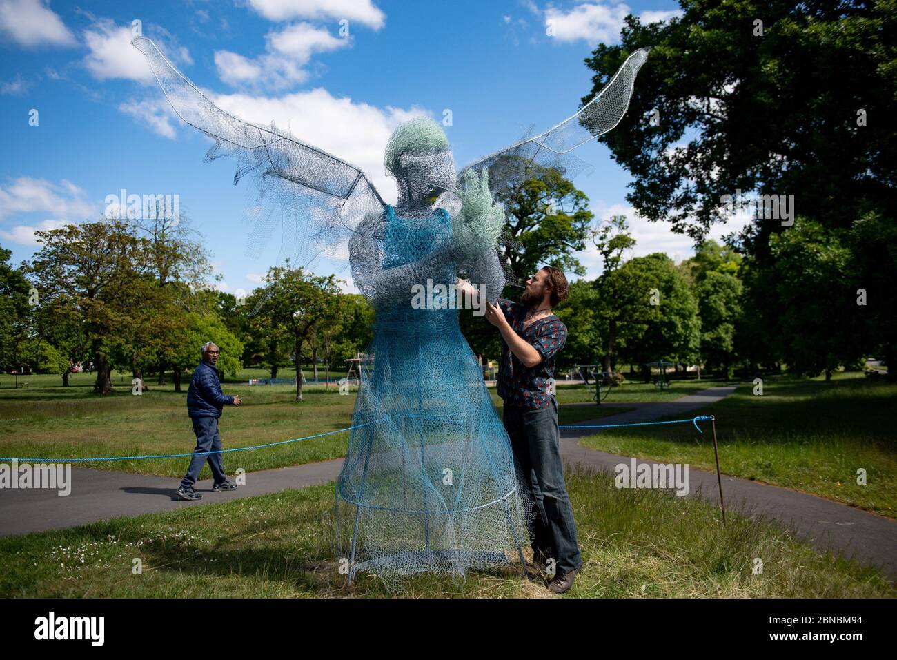 Lo scultore Luke Perry, da parte del suo medico alato, che è stato installato in un parco vicino a Birmingham rendendo omaggio al NHS e agli operatori sanitari durante la pandemia del coronavirus. L'angelo alto quattro metri, realizzato in metallo e materiali già sdraiato nella sua fabbrica, nel Lightwoods Park di Bearwood, si trova su un percorso principale per tre ospedali locali. Foto Stock