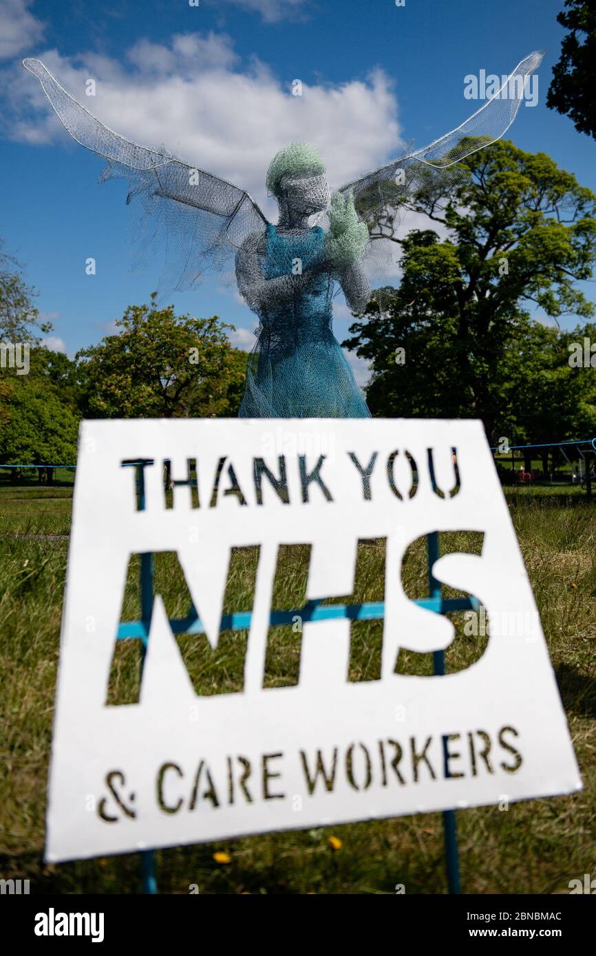 Lo scultore Luke Perry's aled medico lavoratore, che è stato installato in un parco vicino Birmingham rendendo omaggio al NHS e operatori di cura durante la pandemia del coronavirus. L'angelo alto quattro metri, realizzato in metallo e materiali già sdraiato nella sua fabbrica, nel Lightwoods Park di Bearwood, si trova su un percorso principale per tre ospedali locali. Foto Stock