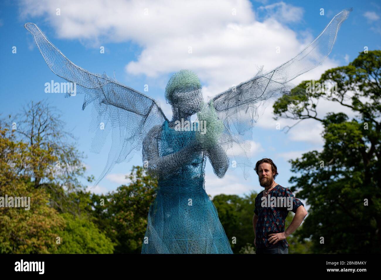 Lo scultore Luke Perry, da parte del suo medico alato, che è stato installato in un parco vicino a Birmingham rendendo omaggio al NHS e agli operatori sanitari durante la pandemia del coronavirus. L'angelo alto quattro metri, realizzato in metallo e materiali già sdraiato nella sua fabbrica, nel Lightwoods Park di Bearwood, si trova su un percorso principale per tre ospedali locali. Foto Stock