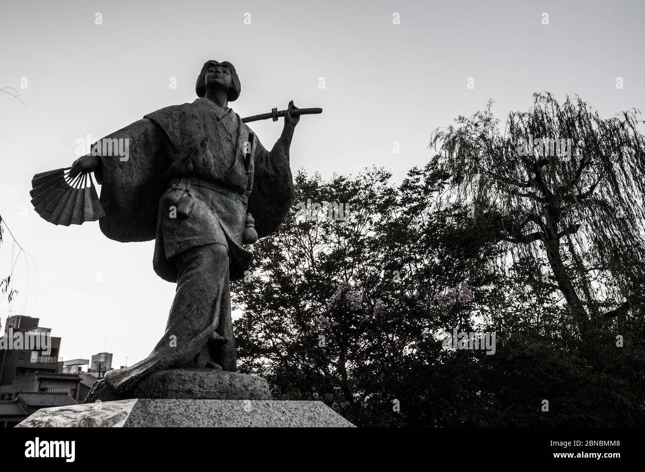 Foto ad angolo basso della statua di Izumo-no-Okuni, Kyoto, Giappone Foto Stock