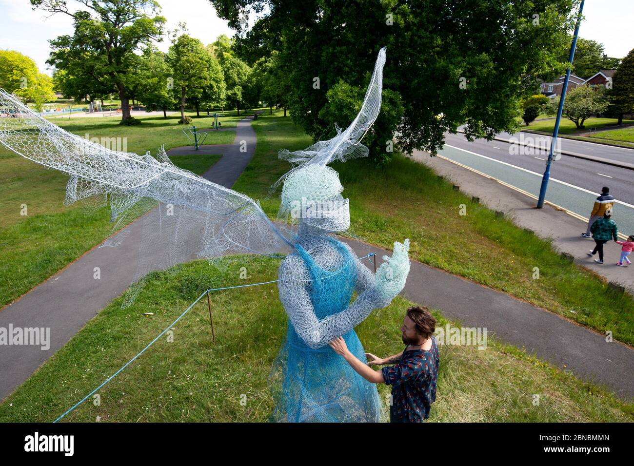 Lo scultore Luke Perry, da parte del suo medico alato, che è stato installato in un parco vicino a Birmingham rendendo omaggio al NHS e agli operatori sanitari durante la pandemia del coronavirus. L'angelo alto quattro metri, realizzato in metallo e materiali già sdraiato nella sua fabbrica, nel Lightwoods Park di Bearwood, si trova su un percorso principale per tre ospedali locali. Foto Stock