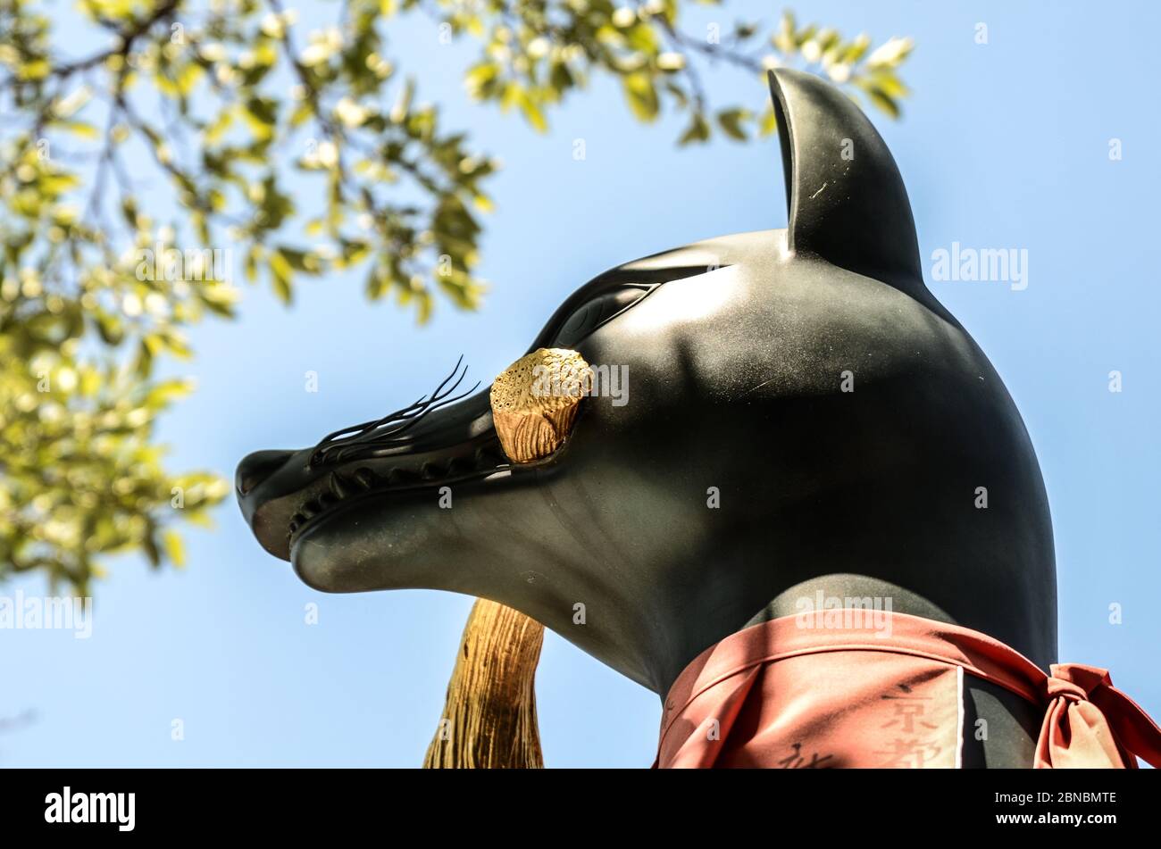 La statua della volpe di Taisha nel Santuario di Fushimi Inari, a sud di Kyoto, Giappone Foto Stock