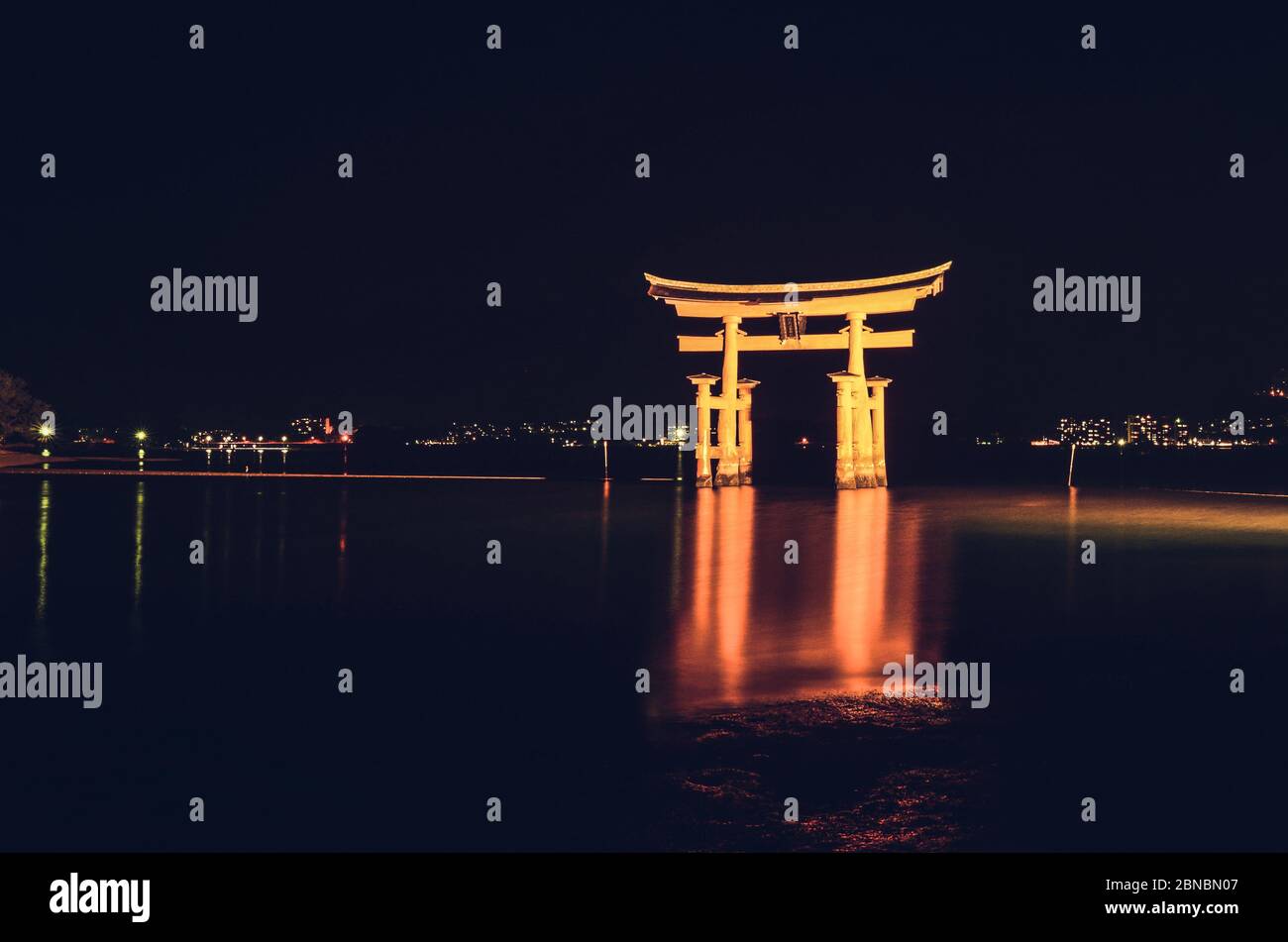 Illuminato Itsukushima Floating Torii Gate di notte, Miyajimacho, Giappone Foto Stock