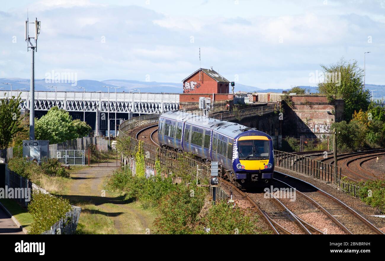 Dundee, Tayside, Scozia, Regno Unito. 14 maggio 2020. UK Meteo: Cielo parzialmente nuvoloso durante il giorno con il sole caldo attraverso Dundee in Scozia, temperatura massima 15°C. Il governo ha chiarito che i trasporti pubblici sono destinati esclusivamente ad un uso essenziale, in modo che i lavoratori e il personale chiave possano mantenere una distanza fisica l'uno dall'altro. Seguendo le indicazioni del governo scozzese che consigliano alle persone contro tutti i viaggi non essenziali, Scotrail sta operando un calendario rivisto. Credit: Dune Photographics/Alamy Live News Foto Stock
