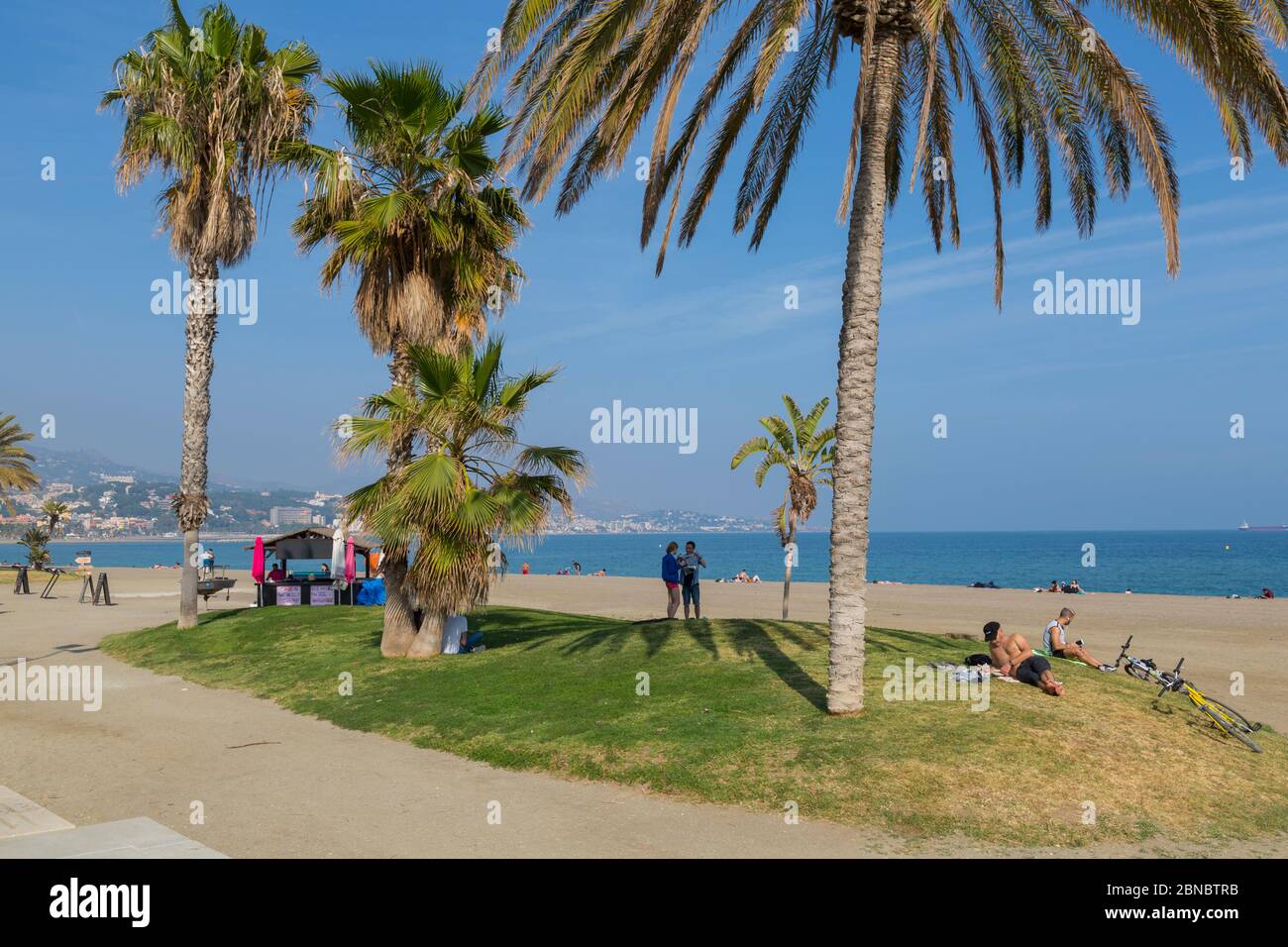 Popolare spiaggia urbana di Playa la Malagueta, Malaga, Costa del Sol, Andalusia, Spagna, Europa Foto Stock