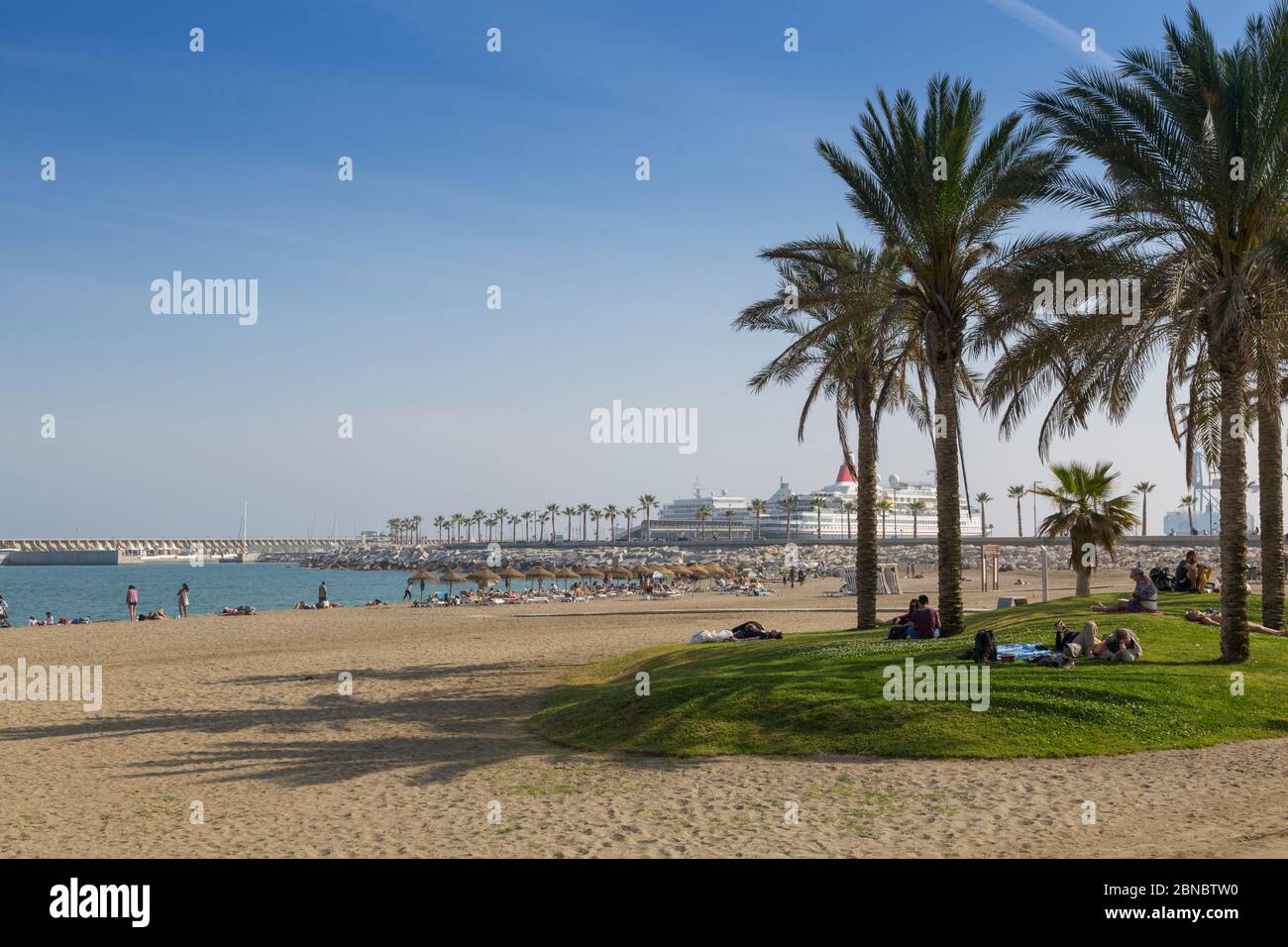 Popolare spiaggia urbana di Playa la Malagueta, Malaga, Costa del Sol, Andalusia, Spagna, Europa Foto Stock