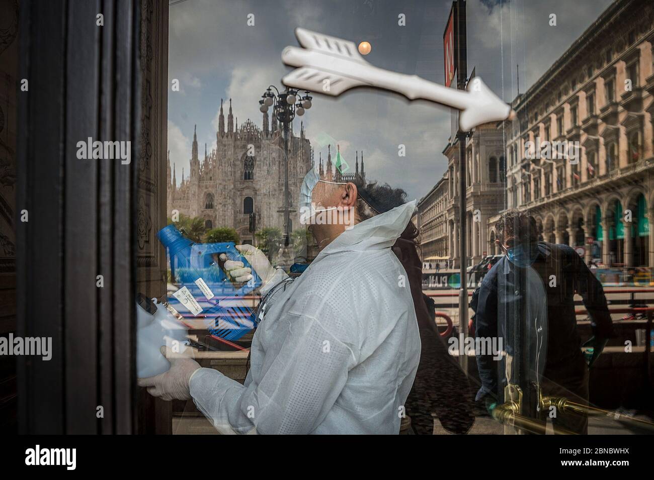 Milano. Sanificazione di un edificio in Piazza Duomo nuove misure per l'emergenza COVID19 (Carlo Cozzoli/Fotogramma, Milano - 2020-05-14) p.s. la foto e' utilizzabile nel messaggio del contenuto in cui e' stata attaccata, e senza intendimento diffondatorio del decoro delle persone rappresentate Foto Stock