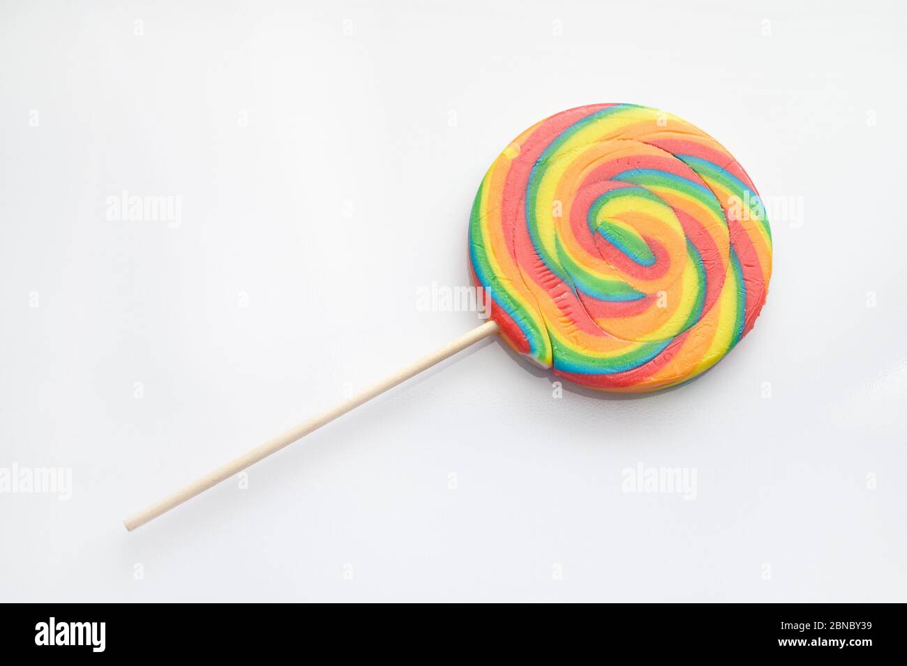 Lollipop naturale su sfondo bianco. Foto Stock