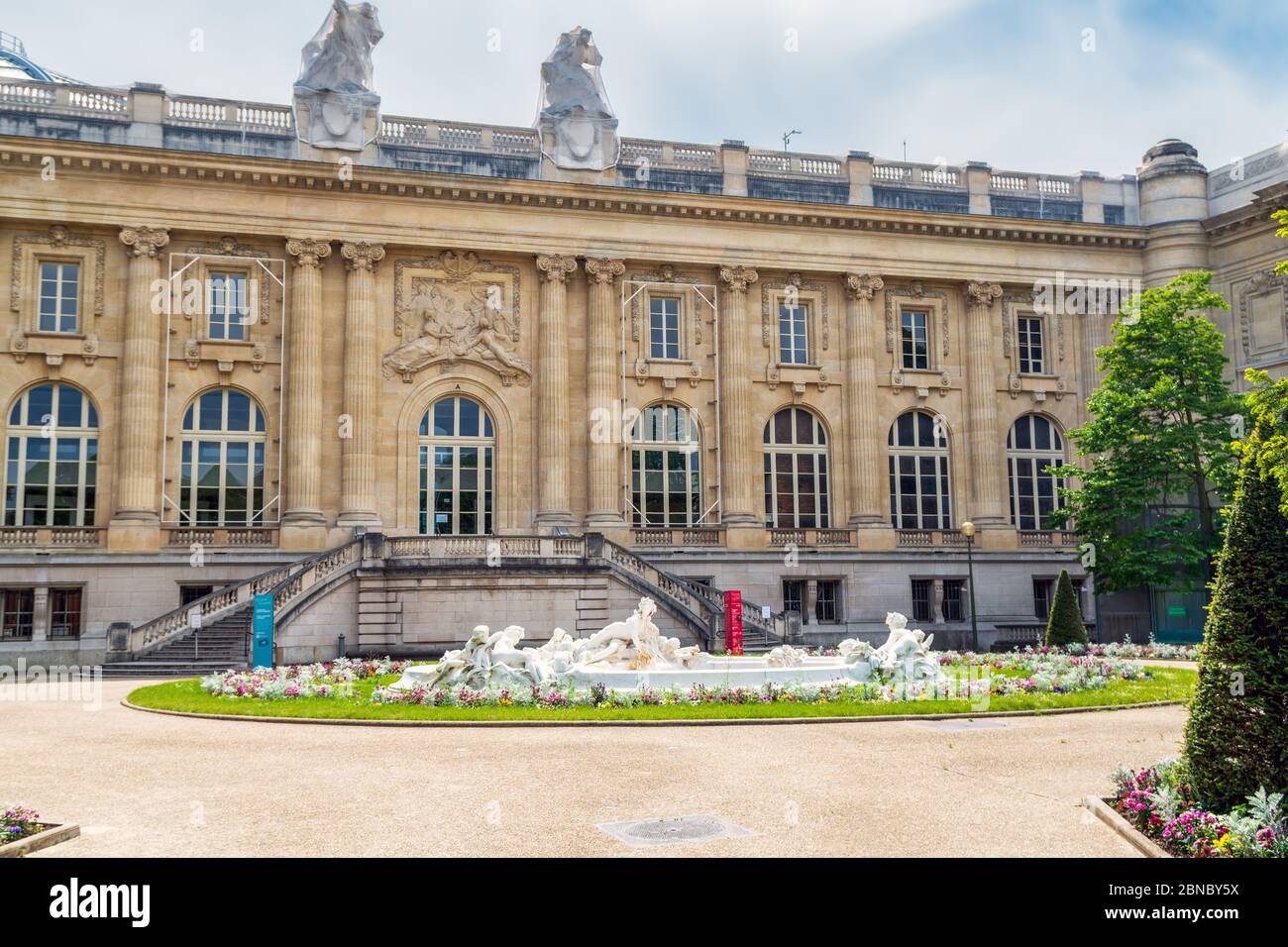 Ingresso alle gallerie del Grand Palais su piazza Jean-Perrin - Parigi, Francia Foto Stock