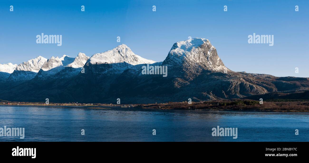 Le sette Sorelle (De syv søstre) sull'isola di Alsta, Alstahaug, Nordland, Norvegia Foto Stock