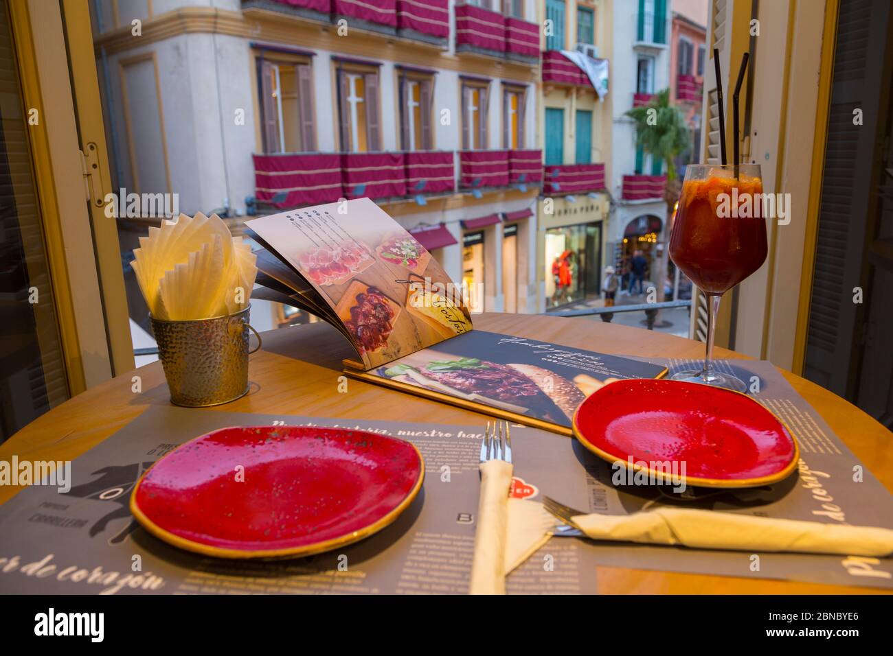 Vista della tradizione tavolo posizionamento per tapas spagnole che si affaccia Plaza del Siglo al tramonto, Malaga, Costa del Sol, Andalusia, Spagna, Europa Foto Stock