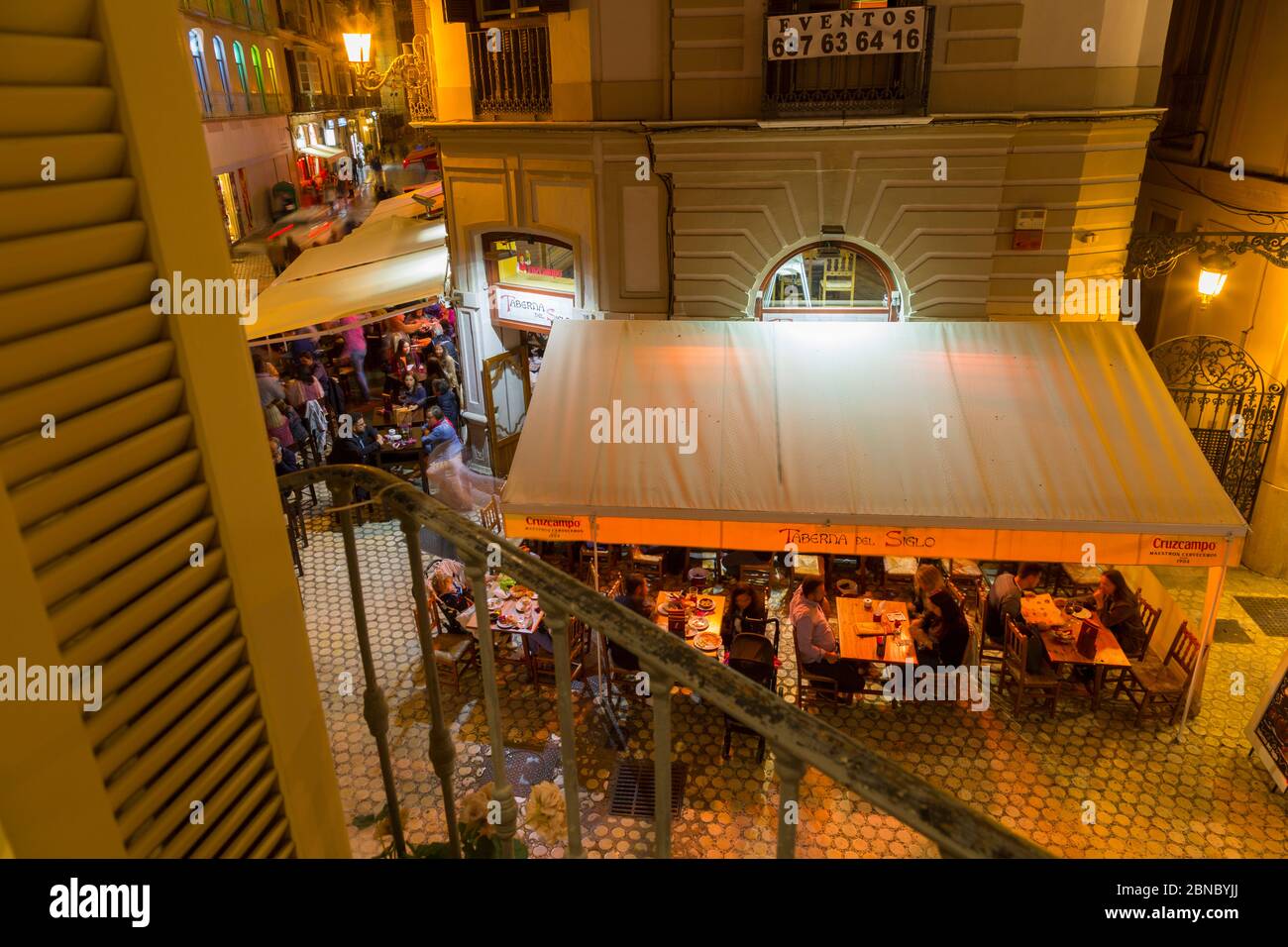Vista dei ristoranti in Plaza del Siglo al tramonto, Malaga, Costa del Sol, Andalusia, Spagna, Europa Foto Stock