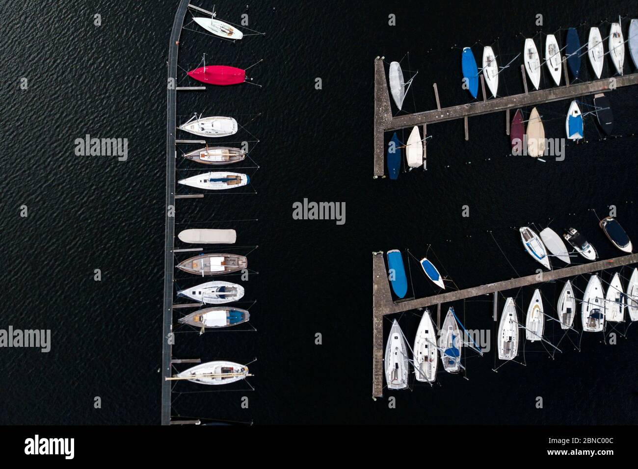 Berlino, Germania. 13 maggio 2020. Numerose barche sono ormeggiate su un molo della Associazione Seglerhaus sul Grande Wannsee Berlino, 13 maggio 2020 | utilizzo nel mondo Credit: dpa/Alamy Live News Foto Stock