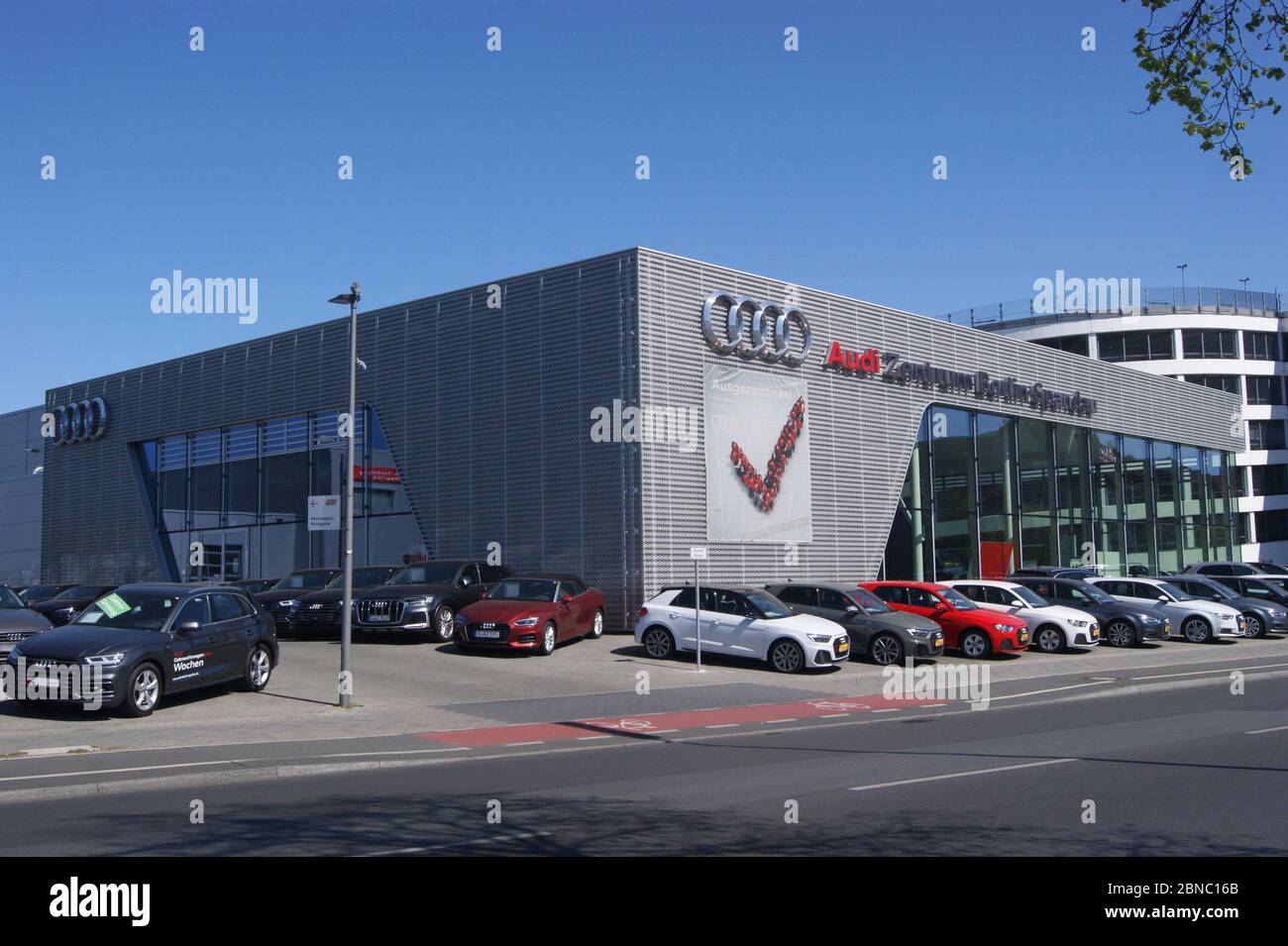 Die Audi-Niederlassung am Brunsbütteler Damm a Berlino-Spandau. Foto Stock