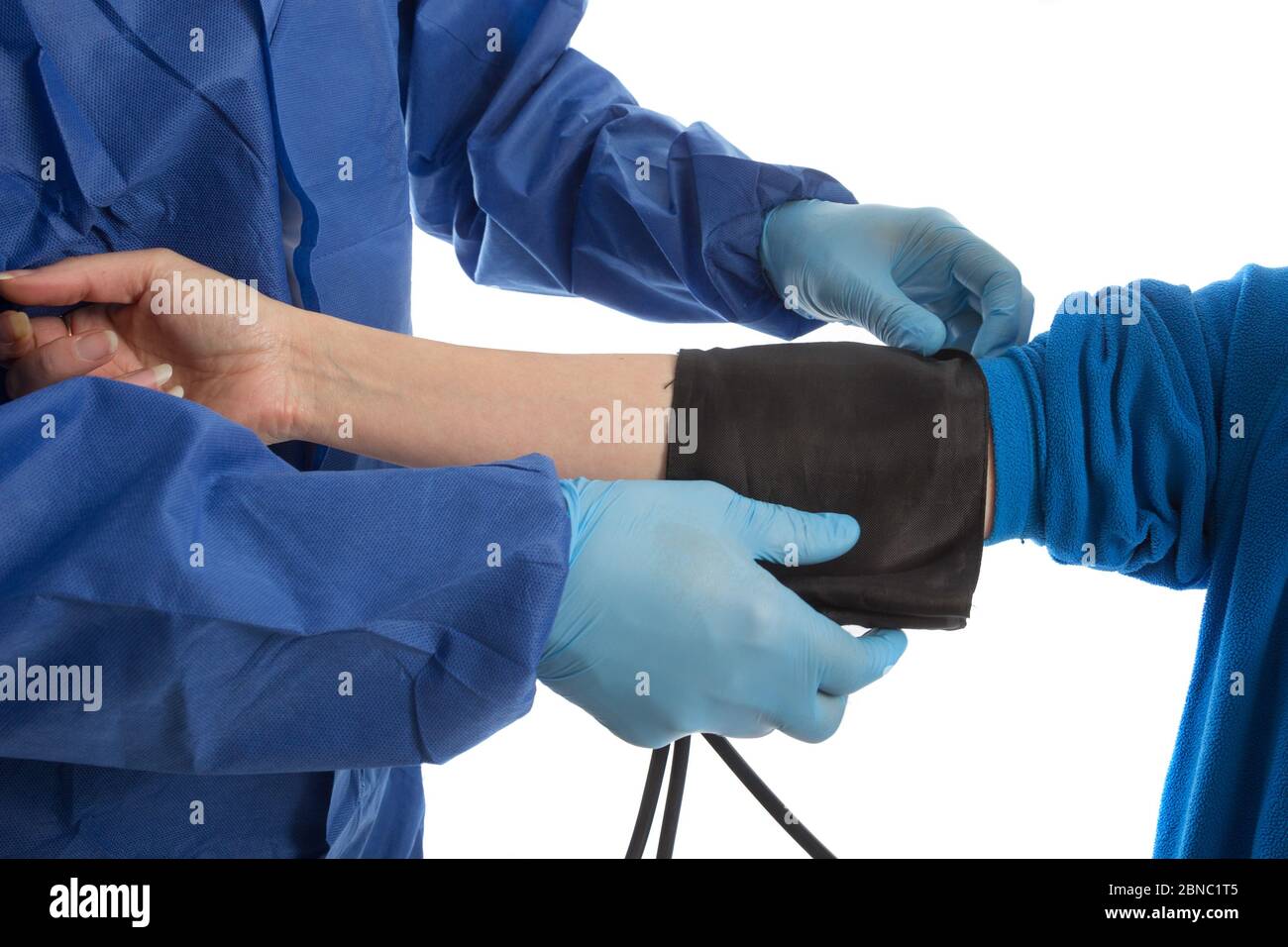 Per misurare la pressione del sangue. Il medico e il paziente. Isolato su sfondo bianco. Assistenza sanitaria. Foto Stock