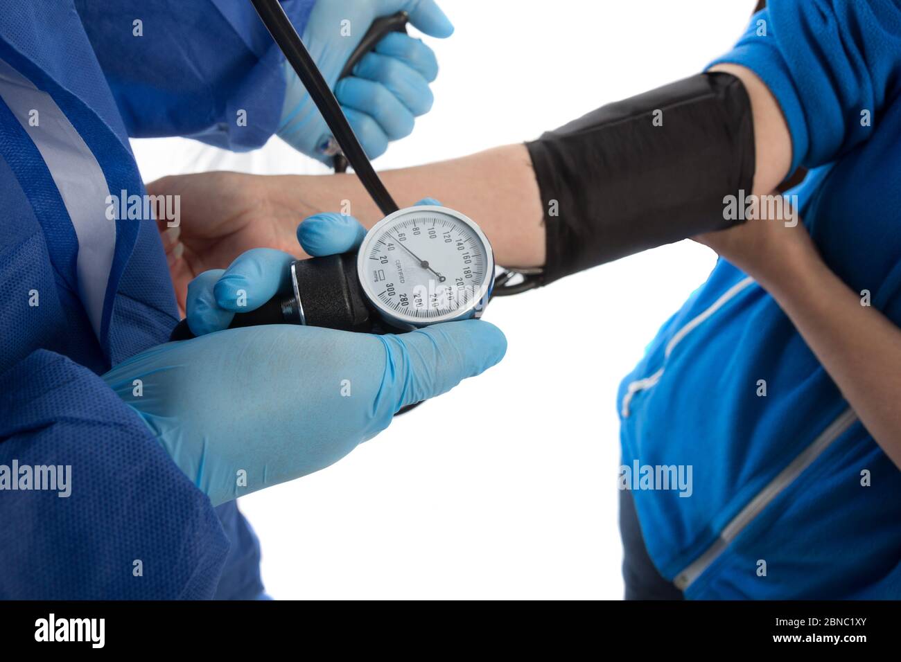 Per misurare la pressione del sangue. Il medico e il paziente. Isolato su sfondo bianco. Assistenza sanitaria. Foto Stock
