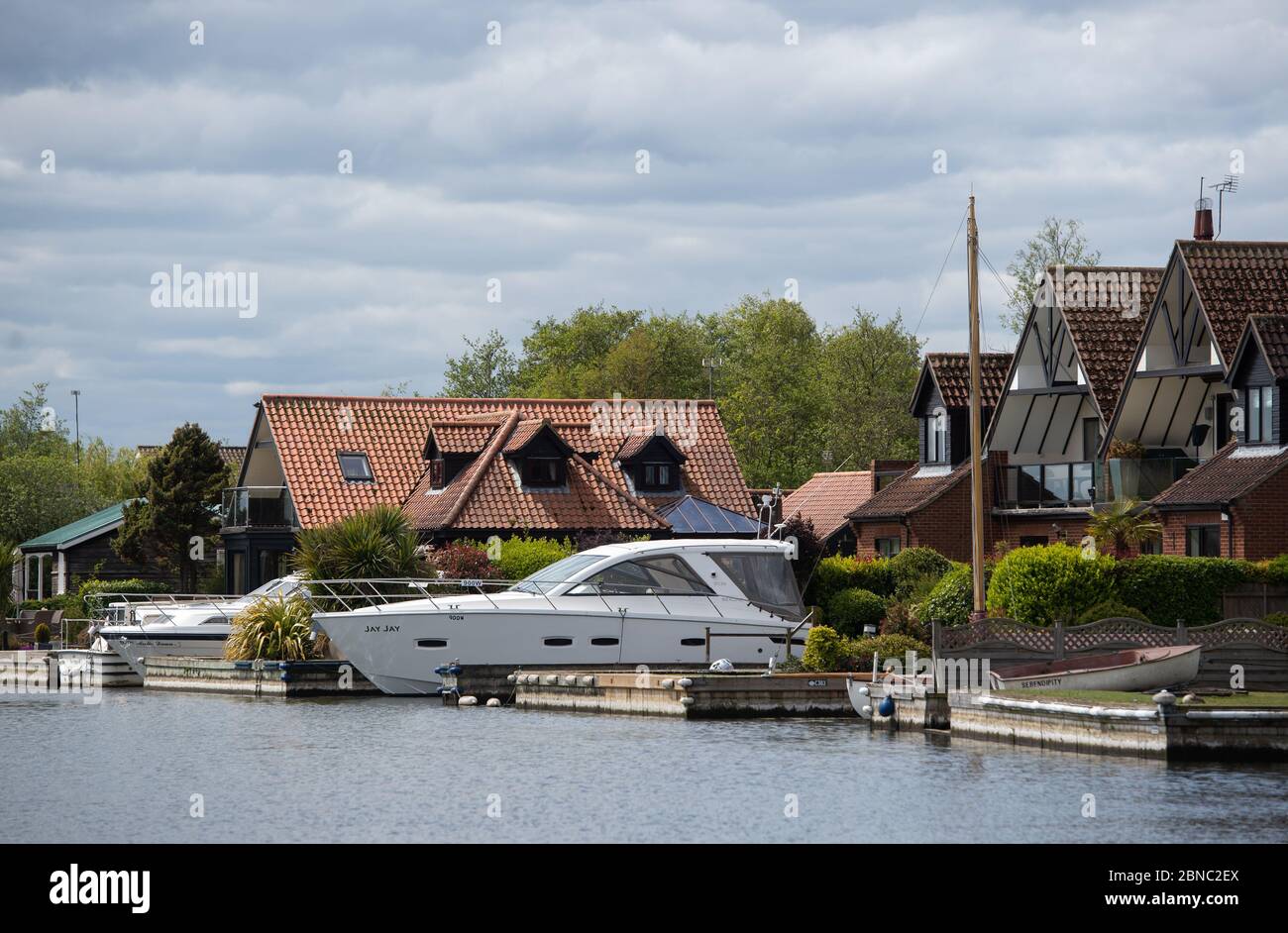 Il fiume Bure a Horning sul Norfolk Broads rimane tranquillo, come i proprietari di barche private possono ora utilizzare le loro proprie barche sul Norfolk Broads di nuovo dopo l'annuncio dei piani per portare il paese fuori di blocco. Foto Stock