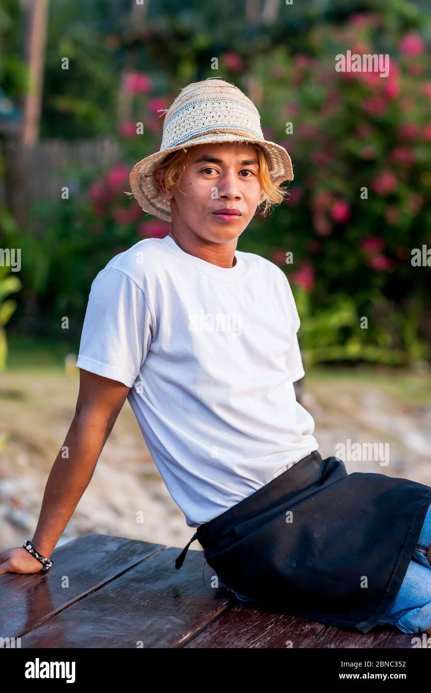 Un bel ragazzo filippino si pone sulla spiaggia di Las Cabanas, El Nido, Filippine. Foto Stock