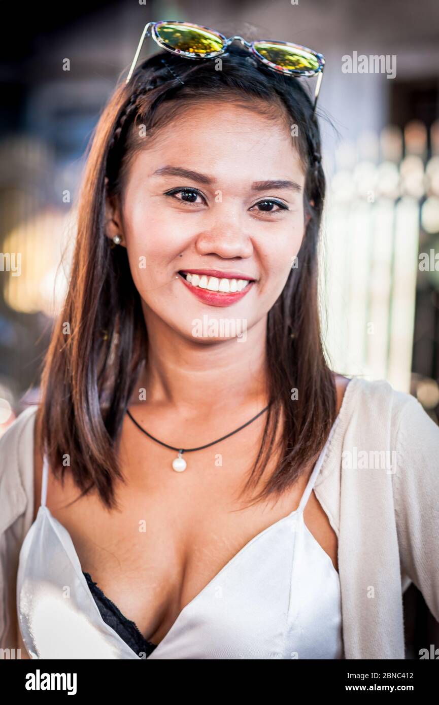 Una bella filippina con un sorriso stupefacente posa. Foto Stock