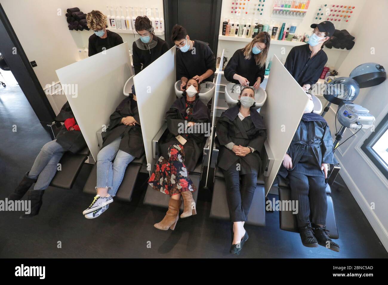 CORONAVIRUS : MASSIMA PROTEZIONE DURANTE GLI SHAMPOO AI SALONI PER CAPELLI DAVID LUCAS Foto Stock