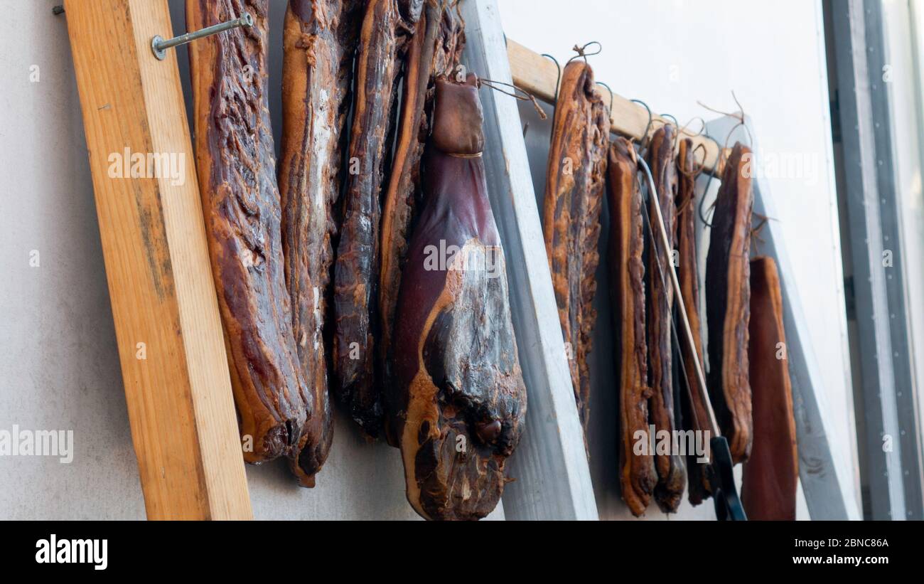 Tradizionalmente affumicato e asciutto carne appesa. Foto Stock