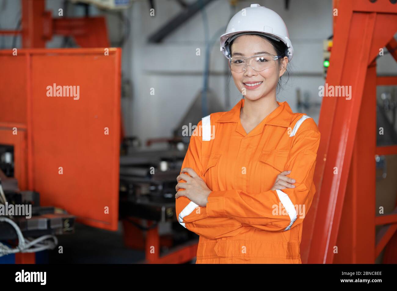 Un ingegnere in fabbrica. Foto Stock