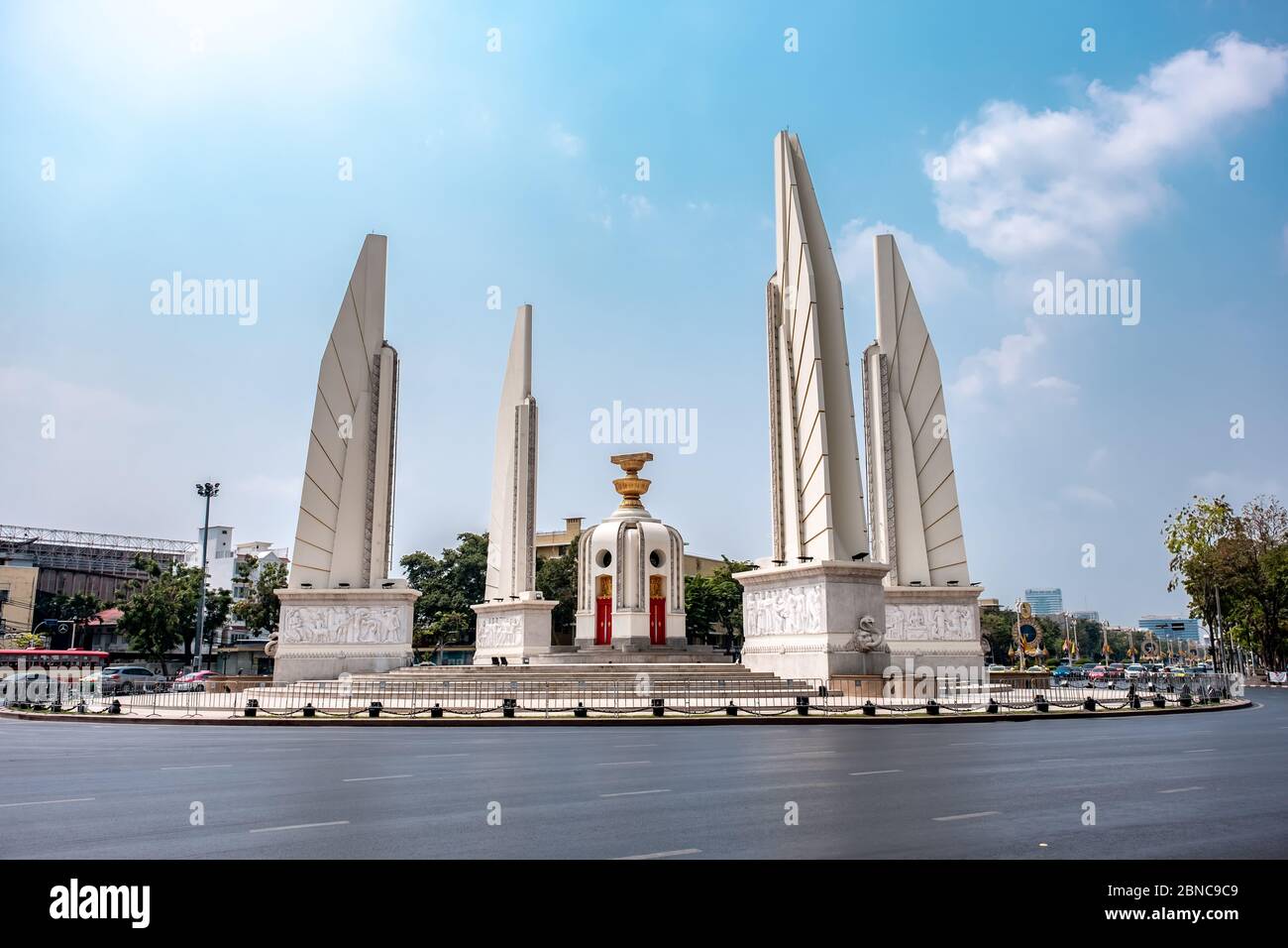 Bangkok / Thailandia - 28 gennaio 2020: Monumento alla democrazia nel centro di Bangkok. Il monumento è l'icona della città di Bangkok Foto Stock