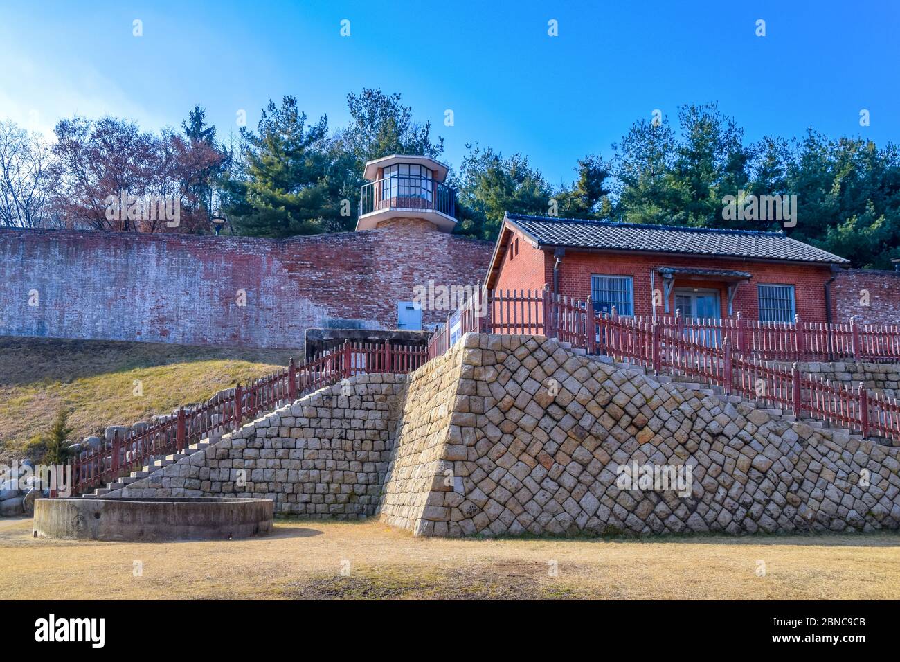 Ex carcere di Seodaemun hall vista degli edifici e Inwangsan mountain in background in Seodaemun-gu Seoul COREA DEL SUD Foto Stock