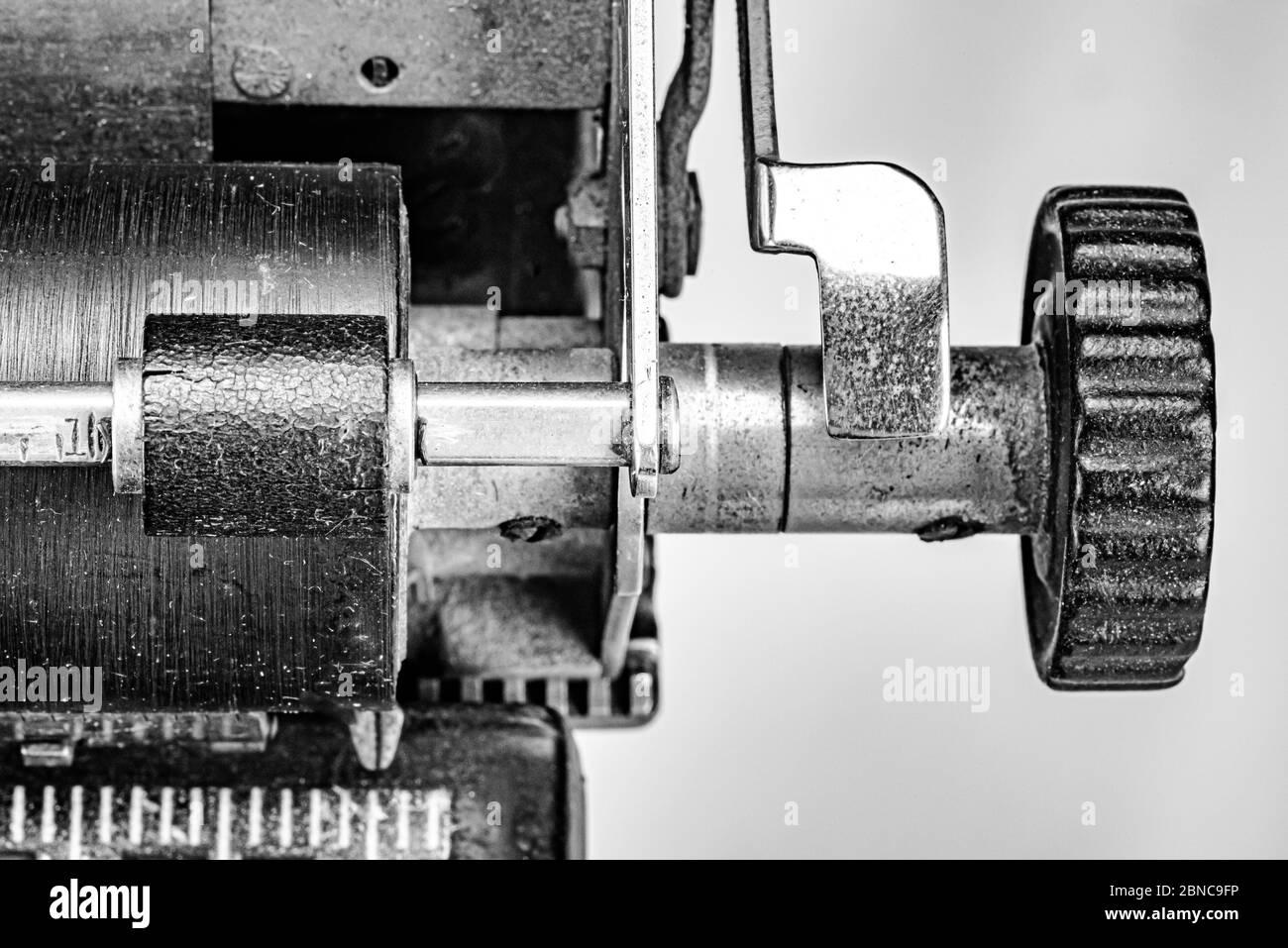 Immagine in scala di grigi del tornio di ferro di un'annata macchina Foto Stock