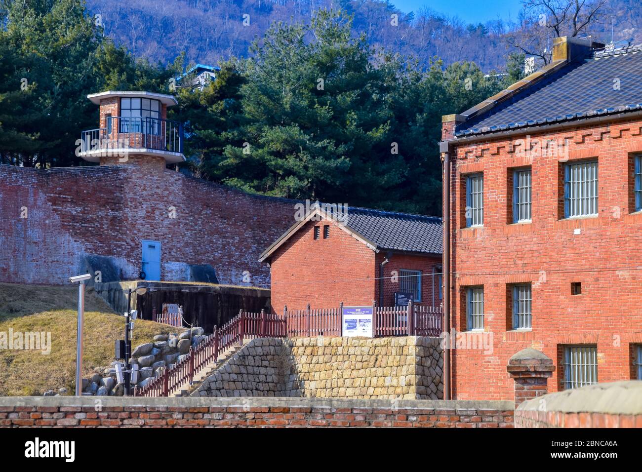 Ex carcere di Seodaemun hall vista degli edifici e Inwangsan mountain in background in Seodaemun-gu Seoul COREA DEL SUD Foto Stock