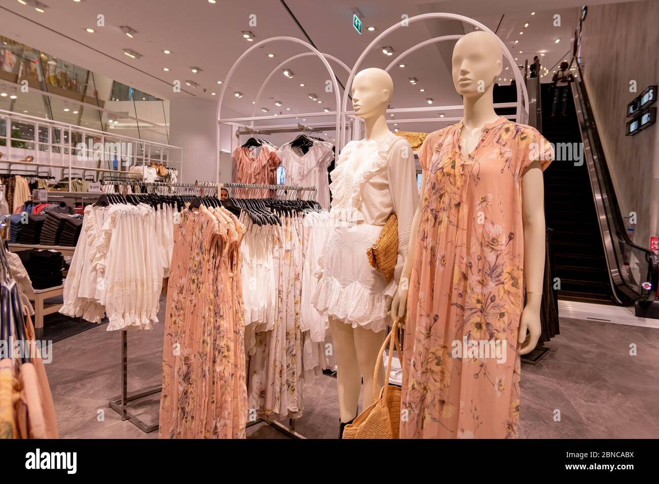 Molti bei vestiti di moda donna sul marchio manichino H&M con i clienti nel  negozio Iconiam. Bangkok, Thailandia - Dicembre 12,2019 Foto stock - Alamy